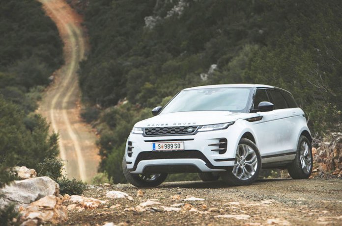 e5a08117 jaguar land rover 696x461 1